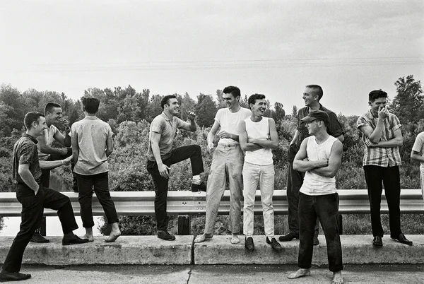 Steve Schapiro, Boys on the Bridge, Philadelphia, Mississippi, 1964