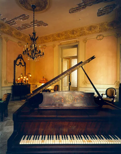 Andrew Moore, Salon de Musica, El Vedado, La Havana, 1999