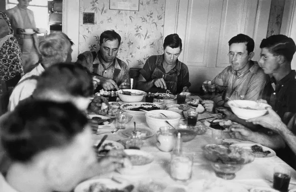 Ben Shahn, Dinner time during wheat harvest, central Ohio, 1938