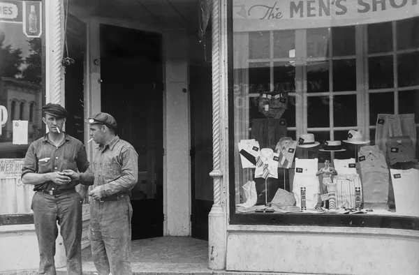 Ben Shahn, Street scene, Washington Court House, Ohio, 1938