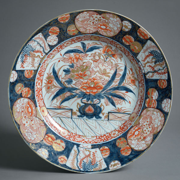JAPANESE IMARI CHARGER DECORATED WITH A VASE OF FLOWERS