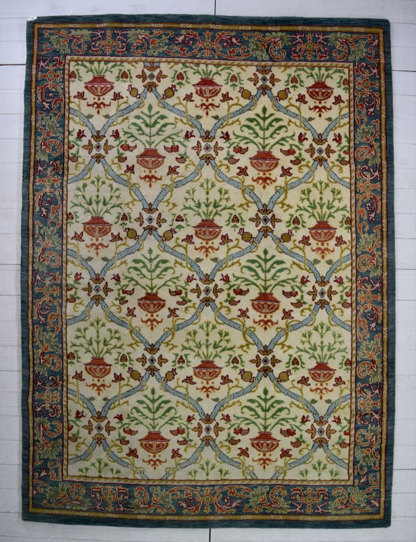contemporary carpet of Spanish design 305 x 222cm