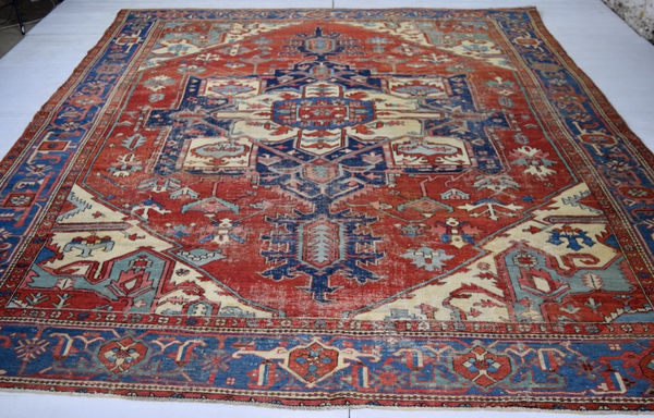 Heriz Serapi carpet, Persia 358 x 287cm late 19th century