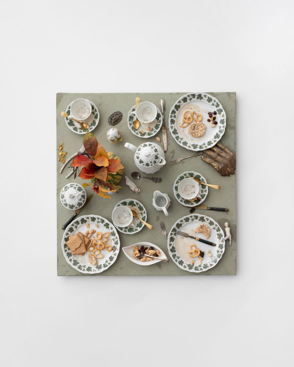 Daniel Spoerri, Ohne Title (Faux Tableau piège Serie, "mit Weinlaub-Geschirr"), 2018