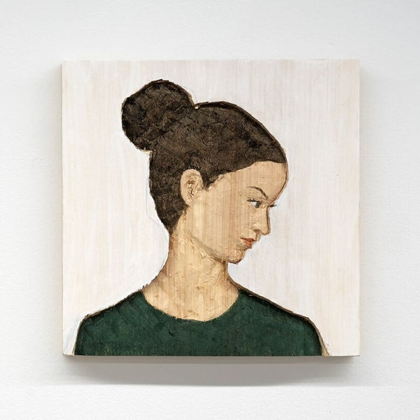 Stephan Balkenhol, Kleines Relief Frau (grünes Hemd), 2021