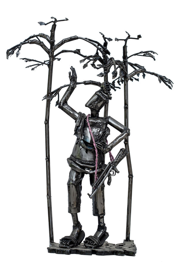 Sokari Douglas Camp, Posing with a gun, 2015