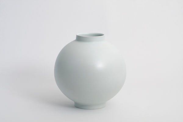 Kim Dong-baik, White Jar, 2024