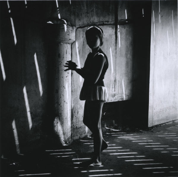 Ray K. Metzker Under the Boardwalk, Atlantic City Tirage gélatino-argentique postérieur, réalisé par l'artiste 17,5 x 17,7 cm 6.69 x 6.69 in Dim. papier: 20,2 x 25,4 cm