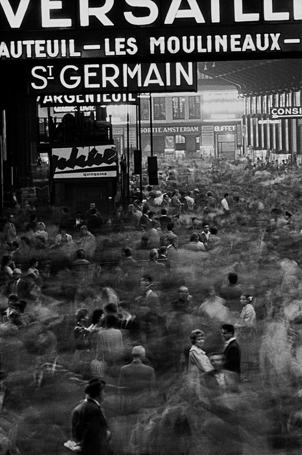 Frank Horvat, Hall des trains de banlieue, Gare Saint-Lazare, Paris, pour Réalités, Femina-Illustration, 1959