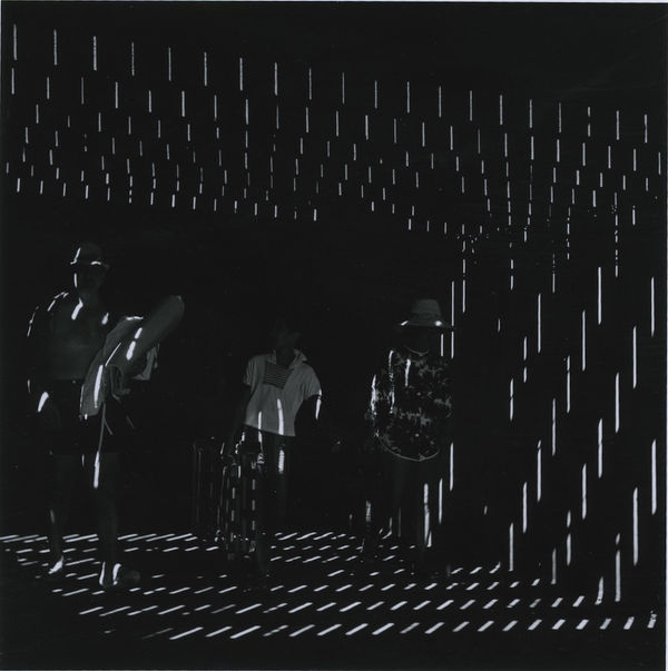 Ray K. Metzker Under the boardwalk, Atlantic City Tirage gélatino-argentique postérieur, réalisé par l'artiste 15,2 x 15,2 cm Dim. papier: 20,3 x 25,4 cm