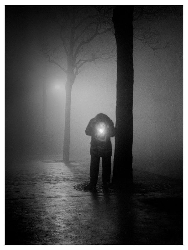 Sabine Weiss, Homme allumant une cigarette, Paris, 1951
