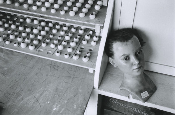 Hervé Guibert Musée Grévin, Paris Tirage gélatino-argentique d'époque 17 x 25,5 cm Dim. papier: 20 x 30 cm