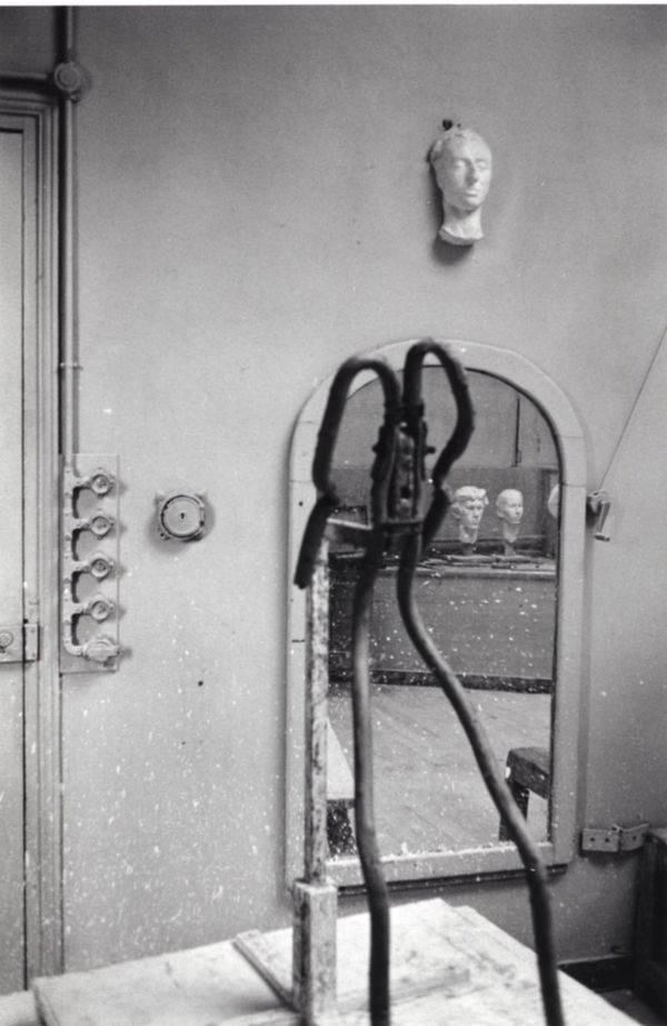 Hervé Guibert Musée Grévin, Paris Tirage gélatino-argentique d'époque 14,5 x 22 cm Dim. papier: 23,7 x 30,3 cm