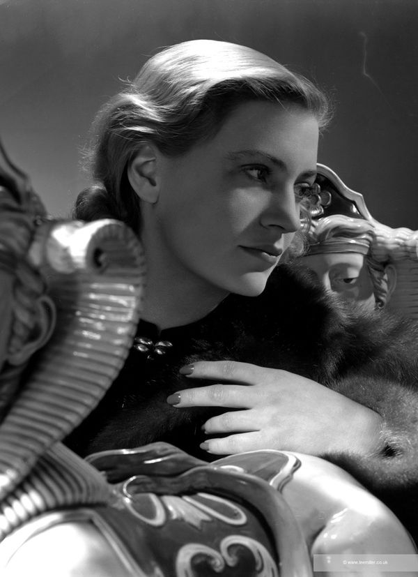 Lee Miller Self portrait with sphinxes, Vogue studio, London, England, 1940 Platinum Palladium print (large). From the edition of 30. Printed for the Lee Miller Archives by 31 Studio. Image size: 38.4 x 27.7 cm (15 1/8 x 10 7/8 in) Paper size: 50.9 x 38.1 cm (20 x 15 in)
