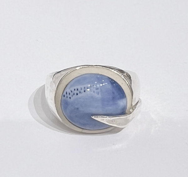 John Medina & Haldo Hernández, "Lejos solo quedó voltear a ningún recuerdo" (Anillo), 2025