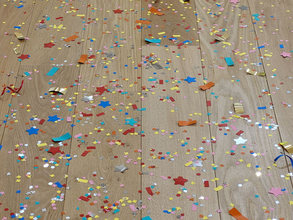 Laurent Pernot JOUR DE FÊTE, 2022 5000 confettis of painted stainless steel Floor installation, dimensions variable Unique