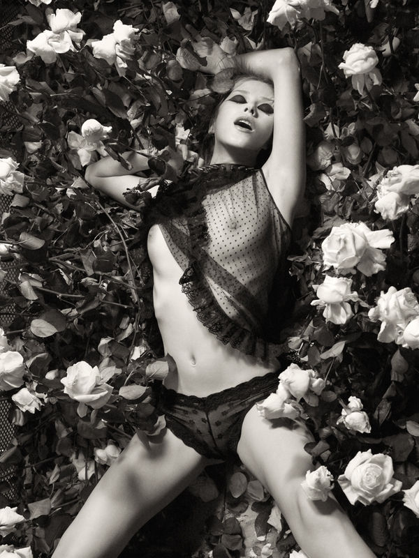 Bettina Rheims L'oeuvre au blanc / Whitening, 2009 Tirage argentique 105 x 82 cm 41 5/16 x 32 4/16 in