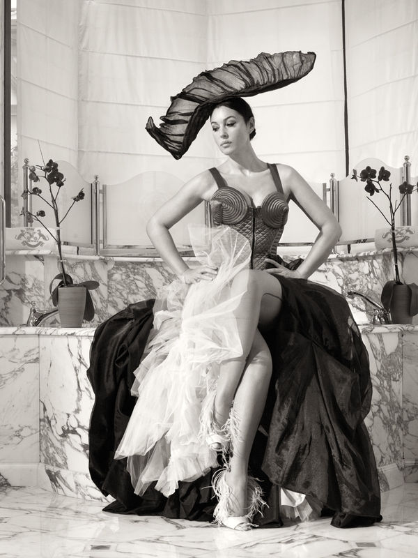 Bettina Rheims Tenue de gala / Gala Outfit, 2009 Tirage argentique 105 x 82 cm 41 5/16 x 32 4/16 in