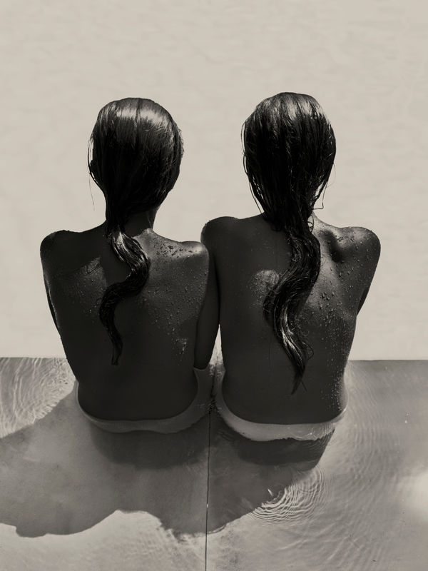 Neeltje de Vries, BY THE POOL