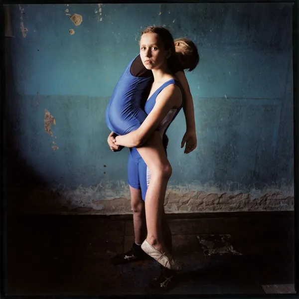 Michal Chelbin, Girl Lifting a Girl, Ukraine, 2008