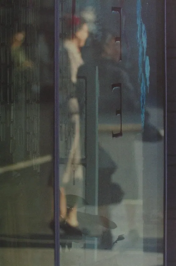 Saul Leiter, Walking, New York, 1956