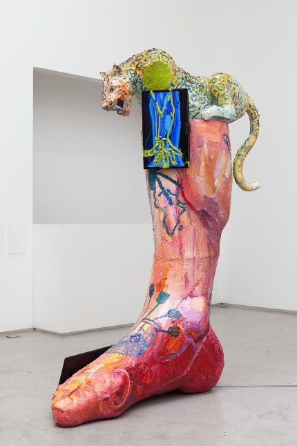 Coluna que anda sobre garras