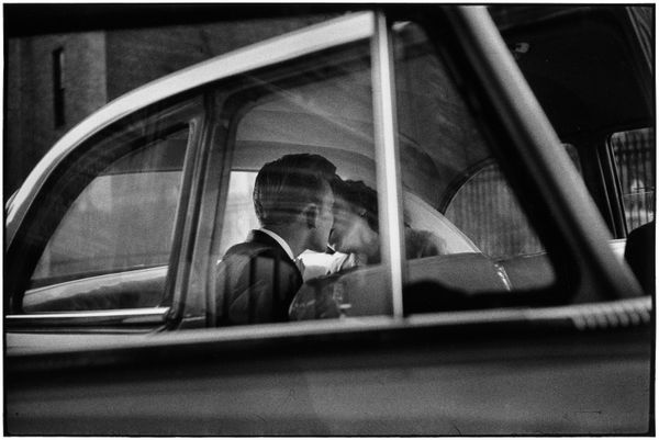 Elliott Erwitt, Couple Kissing, New York, 1955