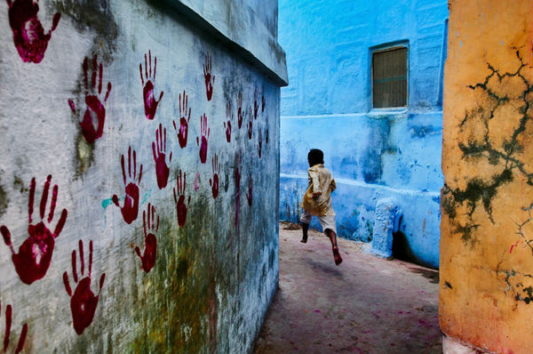 Steve McCurry, Boy in Mid-Flight, 2007