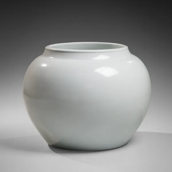 TOMIMOTO KENKICHI, Large round white vessel with raised, wide mouth, 1940