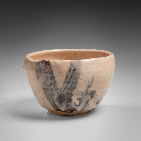 E-Shino-glazed round teabowl with iron-oxide underglaze patterning
