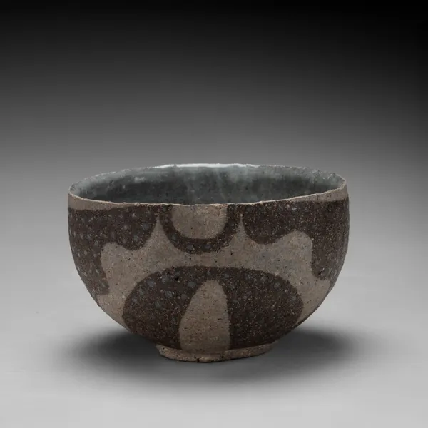 KAMODA SHŌJI, Large round teabowl with abstract undulating patterning, ca. 1973