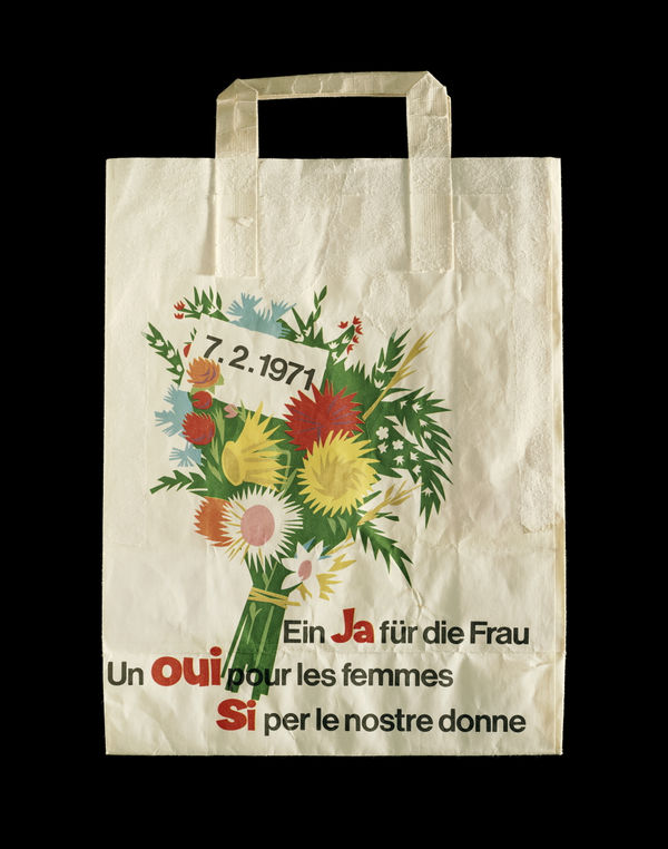 Christopher Williams, Papiertaschen STANDARD Griffe: Flachhenkel, weiß; eingeklebt mit Verstärkungsblatt zur Erhöhung der Traglast Kraftpapier; flachliegend geliefert Grundfarbe: weiß Grammatur: 100 g/m2 Standardformat (Breite x Tiefe x Höhe + Boden-/Seitenfalte): 13 x 6 x 17 , 2018