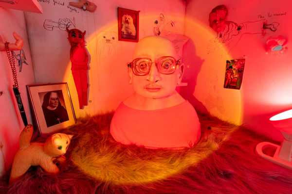 Lea Aristotel Barză, 2023 diorama, ceramic bust, found objects, pencil intervention 70 x 80 x 70 cm