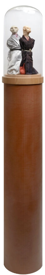 Thomas Scütte Sans titre (united ennemies), 1994 tissus, fils de laine métalique, tube en PVC et cloche en verre 186 x 95,6 cm