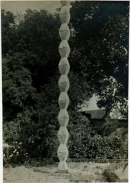 Constantin Brancusi La colonne sans fin à Voulangis, c. 1926-1927 tirage argentique d'époque 39.7 x 29.8 cm