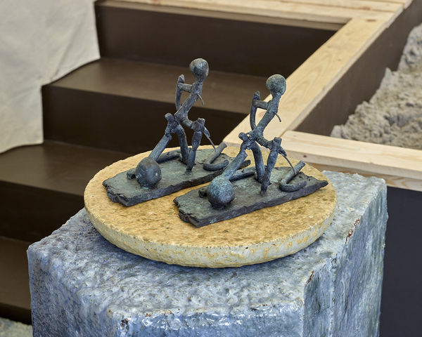 FOS In Di”z pE”rz (ions in the cliffs) Di”z trI”pl@ts, 2018 Bronze in two parts on column