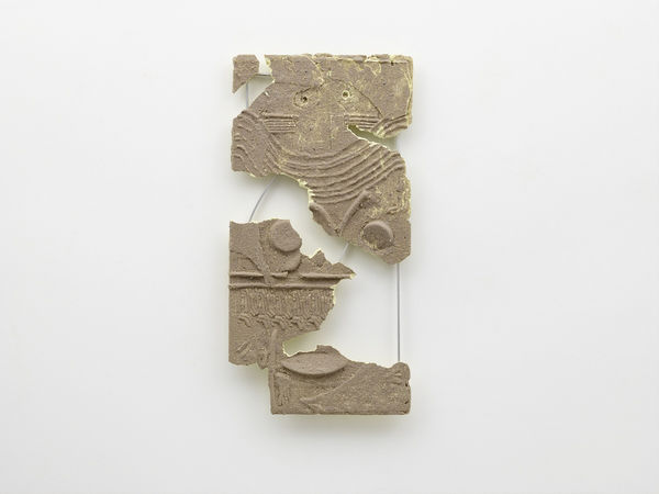 FOS tu” TI”Nk D{“t s@”mwE%r In DI”s (Sand trails skin tones) wE”t, 2018 Acrylic plaster, aluminium, pigment