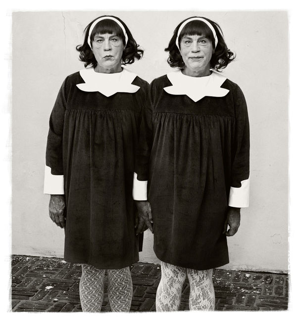 Sandro Miller - Diane Arbus / Identical Twins, Roselle, New Jersey (1967), 2014