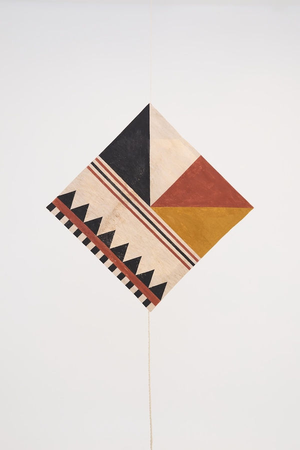 Nikau Hindin He Iti Matakahi, Pakaru Rikiriki te Tōtara. A small wedge can fragment a Tōtora, 2023 ngārahu, kōkōwai and kerewhenua on aute with kākaho frame, muka cordage and tikumu tail 24 x 24 cm