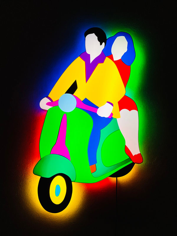 Marco Lodola, Coppia in Vespa, 2022