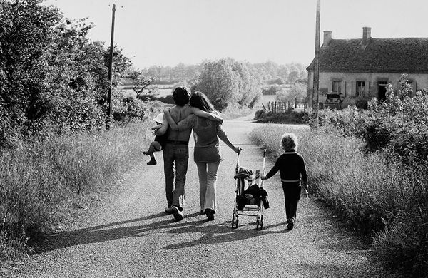 Léon Claude Vénézia, French family walking in the countryside near Moulins (France), 1974