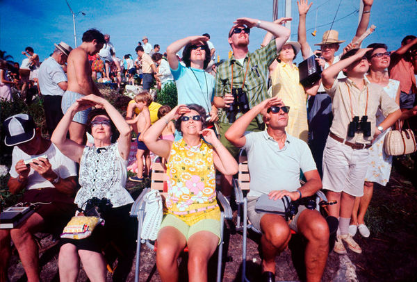 David Burnett, Crowd gathered watching Apollo Xl, 1969