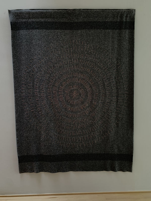 trade is ceremony (sun), 2019 Épingles en cuivre, couverture de laine / Copper headpins, wool blanket Hannah Claus 84” x 60” 213.4 x 152.4 cm
