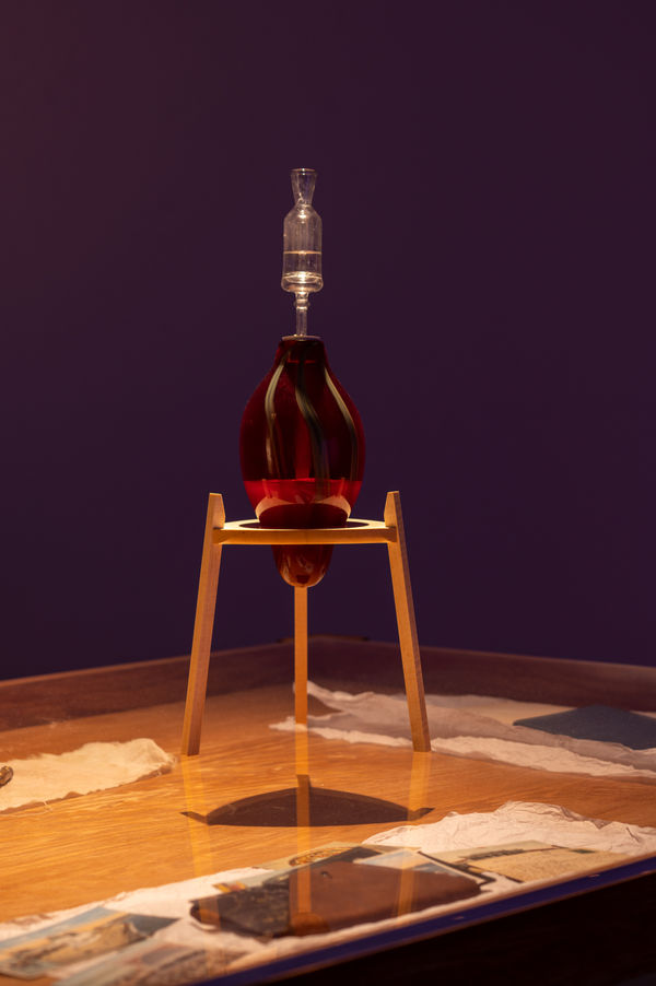 Ensorcelled Demijohn: The Full Moon of March, 2022 Cruche de fermentation en verre soufflé, cuivre, caoutchouc, barboteur en verre soufflé à base de borosilicate, liège en caoutchouc, jus de pomme, levure buccale sauvage Blown glass fermentation demijohn, copper, rubber, borosilicate blown glass airlock, rubber cork, apple juice, wild buccal yeast, maple Jamie Ross 13 x 6 x 6 " 33 x 15.2 x 15.2 cm