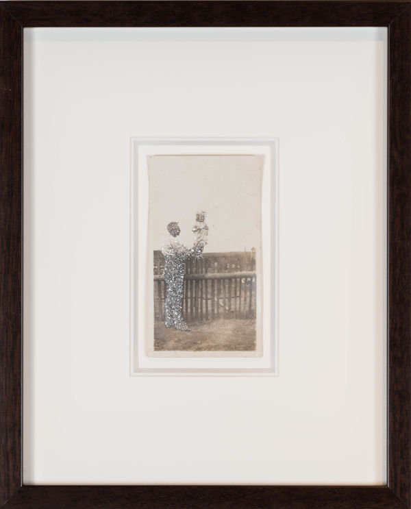 John Latour, Père qui tient sa petite fille sur une clôture / Father holding his little daughter up on a fence , 2014