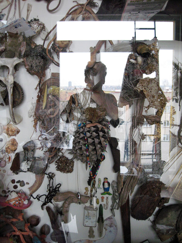 Autoportrait with Lukáš Rittstein sculpture studies, Prague, Czech Republic, 2009 (imprimée / printed 2023) Impression à jet d'encre de qualité archive / Archival pigment inkjet print Disponible en trois formats différents (petit, moyen, grande - voir dimensions approximatives ci-dessous). L'édition de chaque format est limitée à 5. Available in three different sizes (small, medium, large - see approximate dimensions below). Each size is limited to an edition of 5. 14" x 11" image - 1,500$ 24” x 16" image - 3,000$ 30" x 20" image - 3,750$ Phyllis Lambert