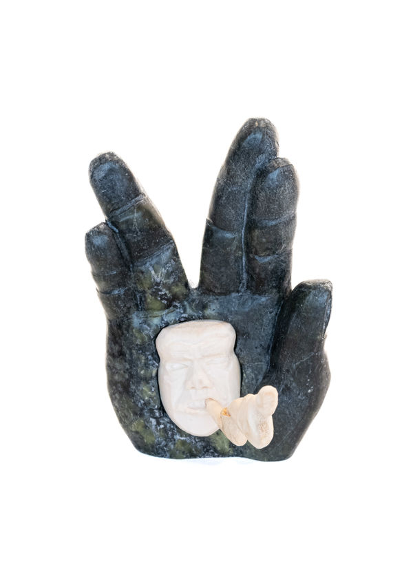 Hand with Pipe, 2016 Pierre serpentine, corne / Serpentine stone, antler Samonie Toonoo 6 x 4 1/2 x 6 " 15.2 x 11.4 x 15.2 cm