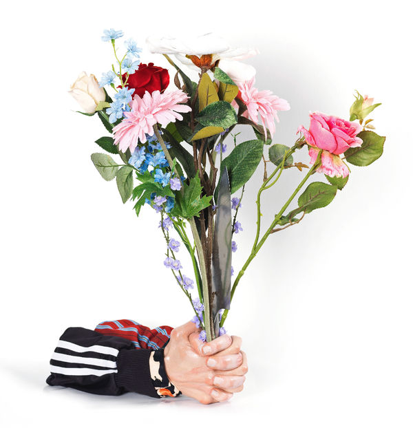 ALİ ELMACI Sürprizlere Bayılırım II / I Love Surprises II, 2021 Polyester, çelik bıçak, yapay çiçek / Polyester, steel knife, artificial flowers 40 x 30 cm