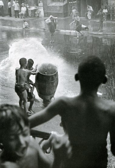 Helen Levitt, Barrel over hydrant Untitled, New York, 1942
