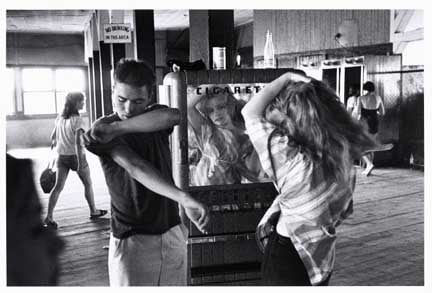 Bruce Davidson, Brooklyn Gang (Cathy and the cigarette machine), 1959